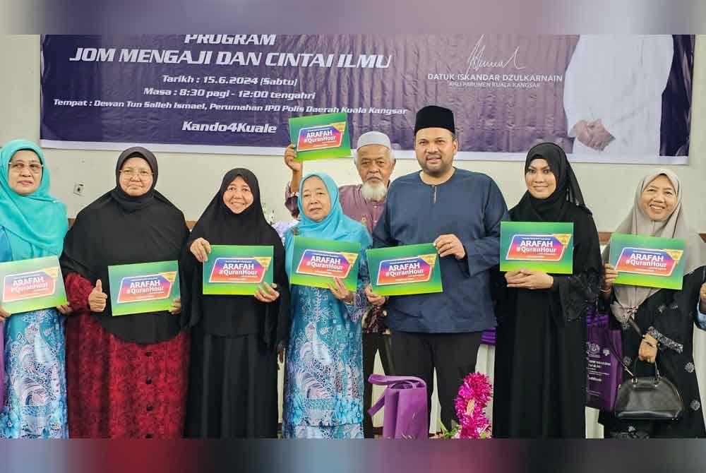 Iskandar Dzulkarnain (tiga dari kanan) dan Normah Hanum (empat dari kiri) hadir pada program Jom Mengaji dan Cintai Ilmu anjuran Pusat Khidmat Rakyat Parlimen Kuala Kangsar pada Sabtu.