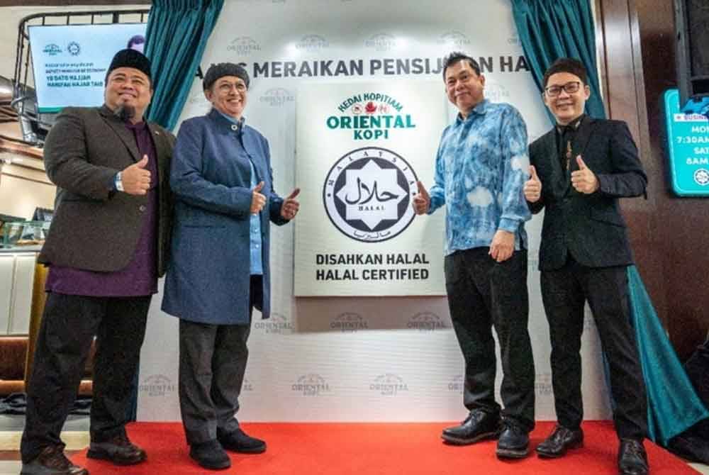 Timbalan Menteri Ekonomi, Datuk Hanifah Hajar Taib (dua dari kiri) meraikan pensijilan halal Jakim kepada Oriental Kopi.