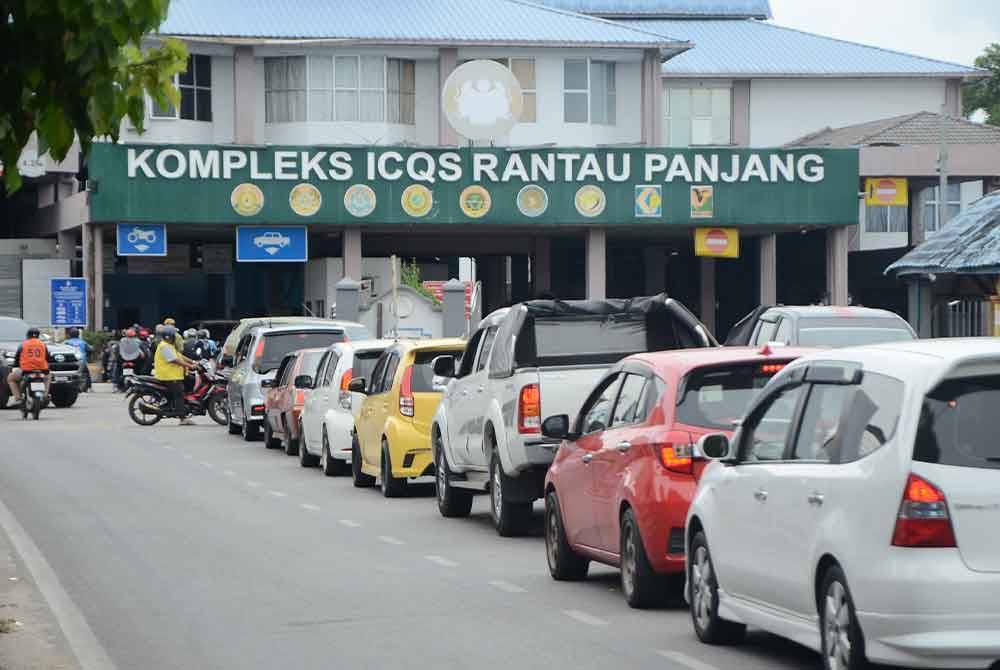 ICQS Rantau Panjang sesak berikutan orang ramai dari Malaysia- Thailand pulang ke kampung bagi menyambut Aidiladha, Isnin ini. Foto Bernama