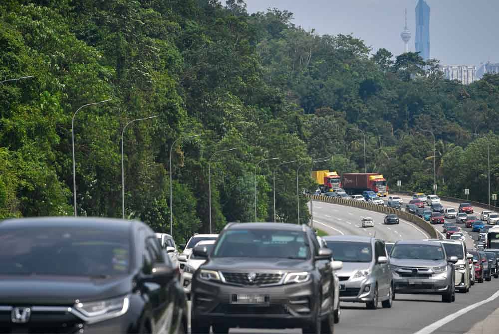 Keadaan aliran trafik yang bergerak perlahan berikutan orang ramai mula pulang ke kampung halaman sempena perayaan Aidiladha yang disambut umat Islam Isnin ini ketika tinjauan. Foto Bernama