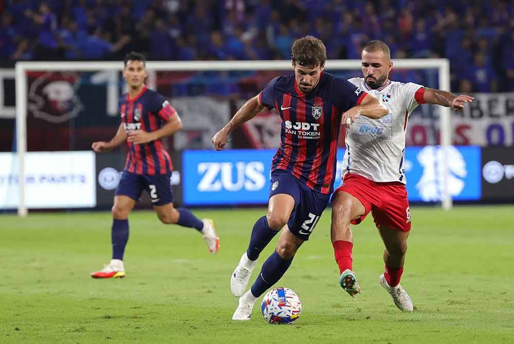 Pemain JDT, Juan Muniz Gallego (dua, kanan) diasak pemain pertahanan Kelantan Darul Naim FC Oday Ali Abdalrahim Kharoub (kanan) pada perlawanan Piala FA di Stadium Sultan Ibrahim pada Sabtu. Foto Bernama