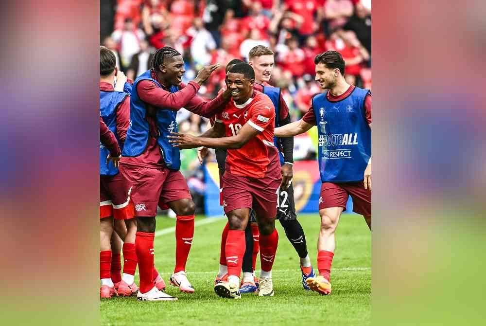 Duah antara penjaring gol buat Switzerland di Rhein Energie Stadion pada Sabtu. Foto Agensi