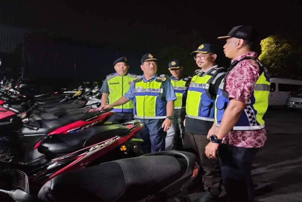 Muhammad Kifli (dua dari kiri) melihat motosikal yang disita Ops Khas Motosikal Bersepadu Hari Raya Aidiladha (HRAA) 2024 pada Sabtu.