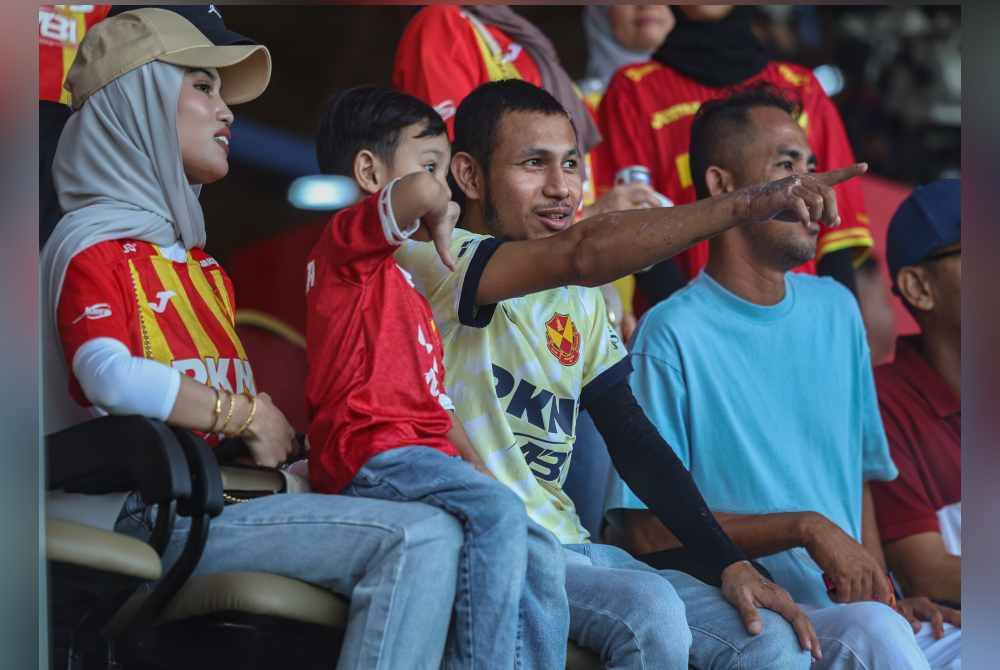 Faisal bersama keluarga hadir memberi sokongan moral kepada pasukannya dalam perlawanan Piala FA Selangor FC lawan Negeri Sembilan FC di Stadium Bola Sepak Petaling Jaya. Foto Bernama