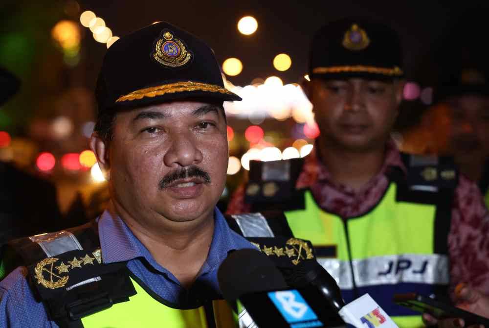 Pengarah Kanan Penguatkuasa JPJ, Muhammad Kifli Ma Hassan bercakap kepada media selepas melakukan pemeriksaan pada sekatan jalan raya Ops Khas Hari Raya Aidiladha (HRAA) di sekitar Kota Bharu. Foto Bernama