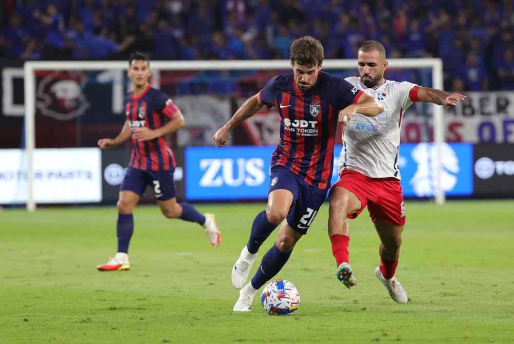 Pemain JDT, Juan Muniz Gallego (dua dari kanan) diasak pemain pertahanan Kelantan Darul Naim FC Oday Ali Abdalrahim Kharoub (kanan) pada perlawanan Piala FA di Stadium Sultan Ibrahim. Foto Bernama