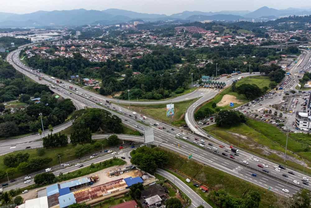 Aliran trafik di Lebuhraya Utara-Selatan (PLUS) menuju ke Selatan berhampiran susur masuk Plaza Tol Rasah. Foto Bernama