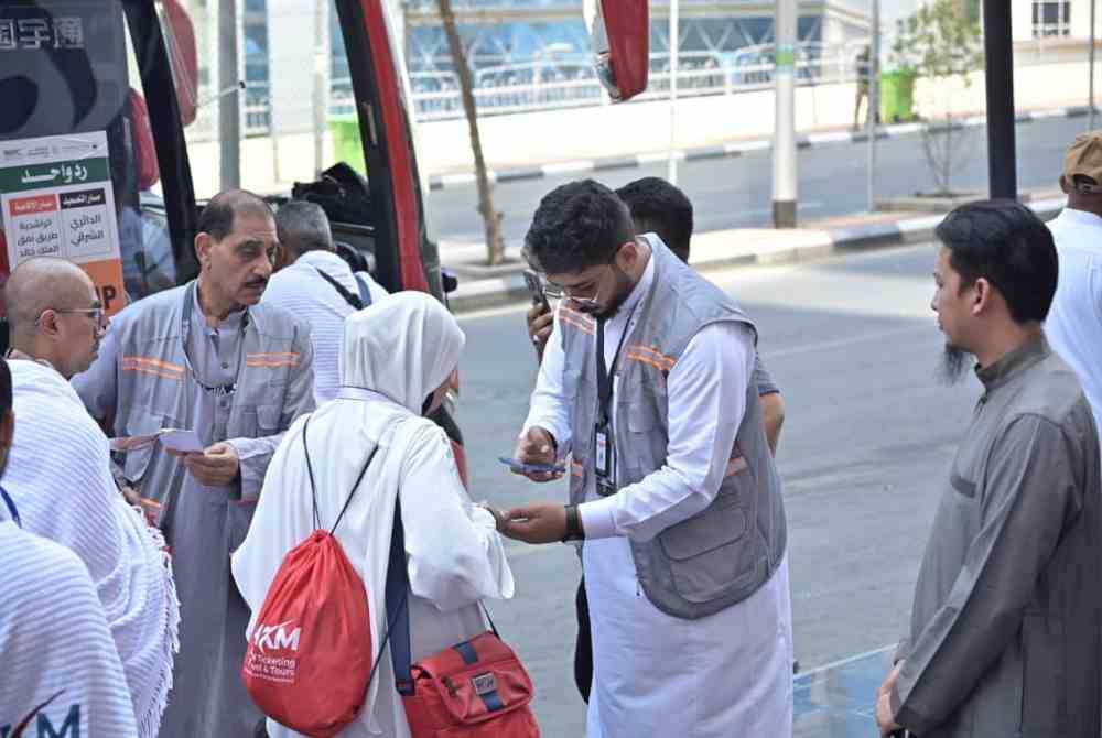 Pemeriksaan kad haji Nusuk dilakukan petugas ke atas jemaah haji Malaysia sebelum menaiki bas ke Mina.