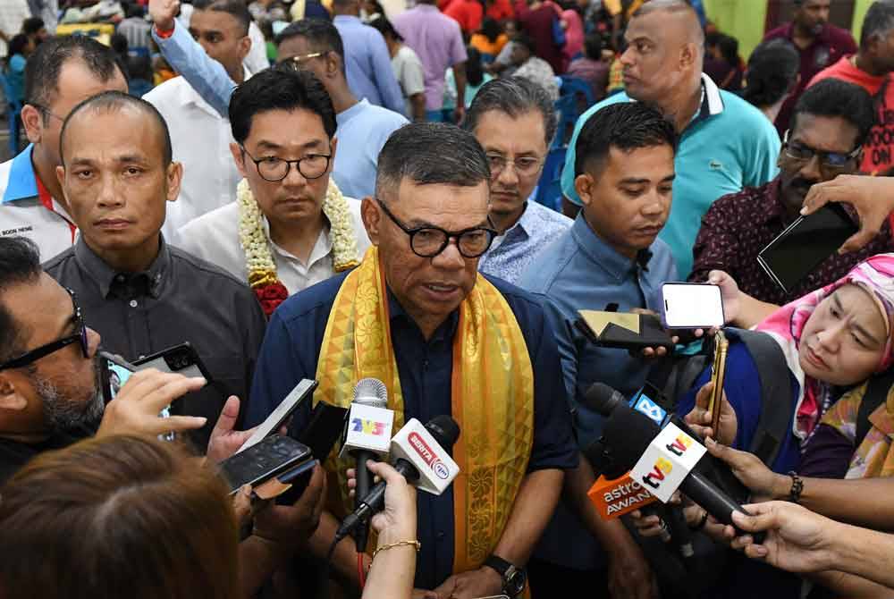 Menteri Dalam Negeri, Datuk Seri Saifuddin Nasution Ismail ketika ditemui media pada Majlis Bersama Masyarakat India Sungai Bakap di Dewan Serbaguna Sungai Bakap di sini pada Ahad. Foto Bernama