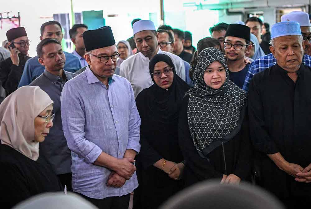 Perdana Menteri Datuk Seri Anwar Ibrahim dan isteri Datuk Seri Dr Wan Azizah Wan Ismail menziarah jenazah Datin Dr Siti Zalikhah Mohd Nor, ibu kepada Menteri Pendidikan Fadhlina Sidek di Surau Al-Mujahidin, Desa Surada, Kajang pada Ahad. Foto Bernama