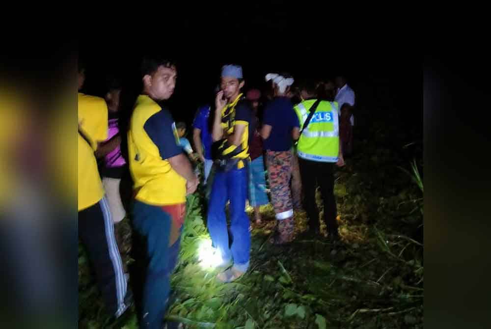 Operasi SAR bersama penduduk kampung berjaya menemukan mangsa yang dilaporkan tenggelam di bekas lombong emas, Jalan Sungai Tabah, Kampung Merapoh pada Ahad. Foto Polis Lipis