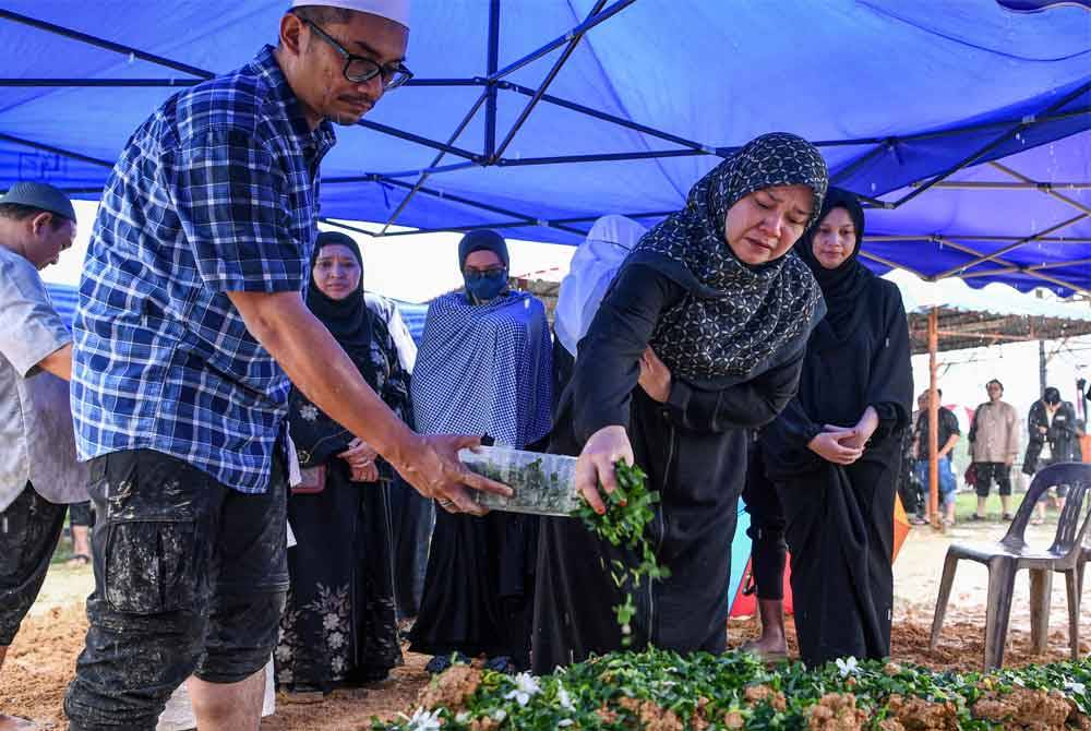 Menteri Pendidikan Fadhlina Sidek ketika pengebumian jenazah ibunya Datin Dr Siti Zalikhah Mohd Nor di Tanah Perkuburan Islam Sungai Ramal Dalam, Kajang pada Ahad. Foto Bernama