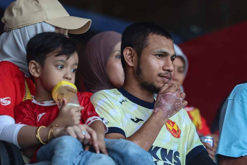 Pemain sayap Selangor FC Faisal Halim bersama keluarga hadir pada perlawanan Piala FA sebagai tanda sokongan kepada pasukan Selangor FC menentang Negeri Sembilan FC di Stadium Bola Sepak Petaling Jaya pada Sabtu. Foto Bernama