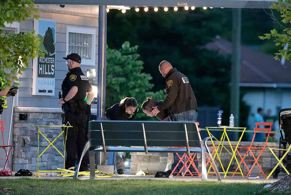 Polis menyiasat tempat kejadian tembakan di bandar Rochester Hills, Michigan. Foto AFP