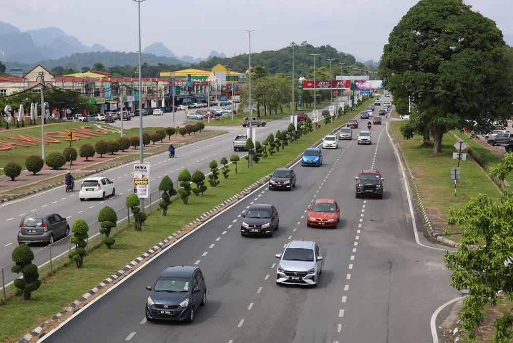 Aliran trafik di bandar Gua Musang menghala Kota Bharu dilaporkan lancar meskipun orang ramai pulang sempena Aidiladha esok. Foto Bernama