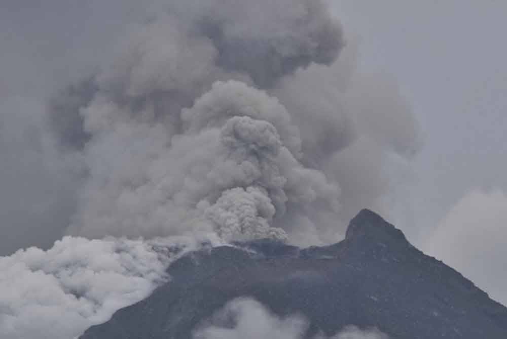 Abu gunung berapi daripada letusan Gunung Lewotobi Laki-laki di Flores Timur, Nusa Tenggara Timur (NTT) telah menjejaskan dua lapangan terbang di Pulau Flores.