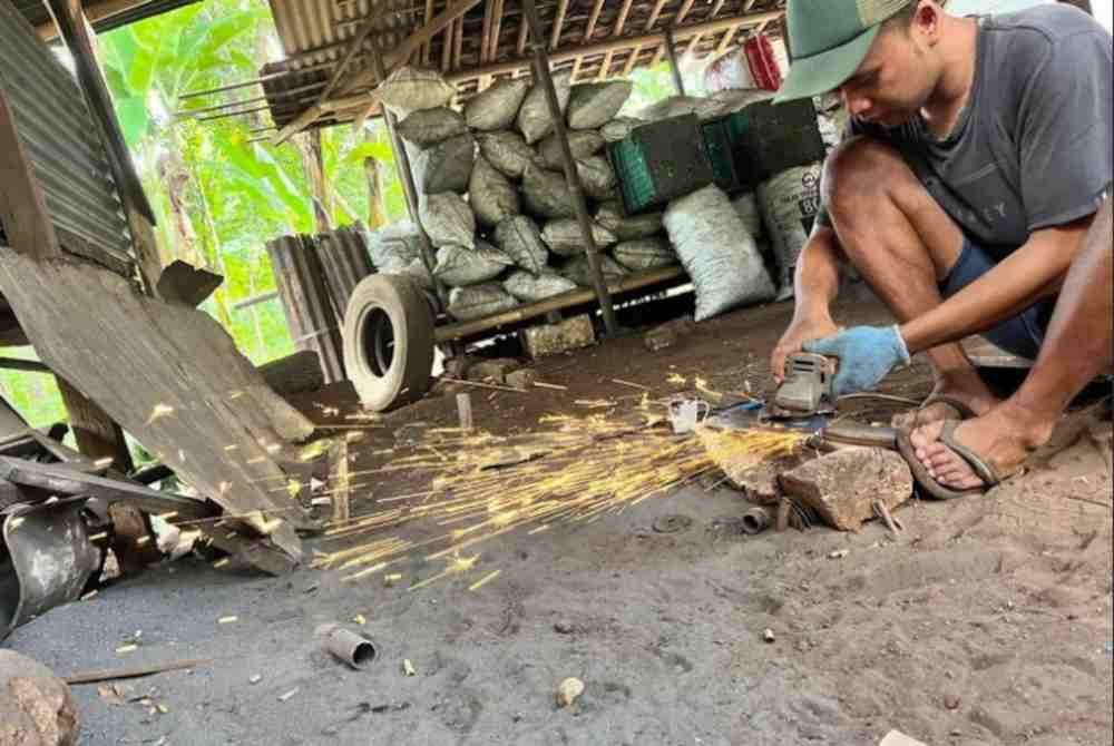 Rudianto sedang menyiapkan tempahan pisau melapah daging menjelang Aidiladha di Gunungkidul,Yogyakarta. Agensi