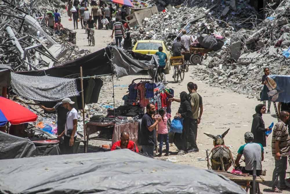 Umah Islam di seluruh dunia menyambut perayaan itu tengah-tengah perang dahsyat yang berterusan di Semenanjung Gaza. Foto Xinhua