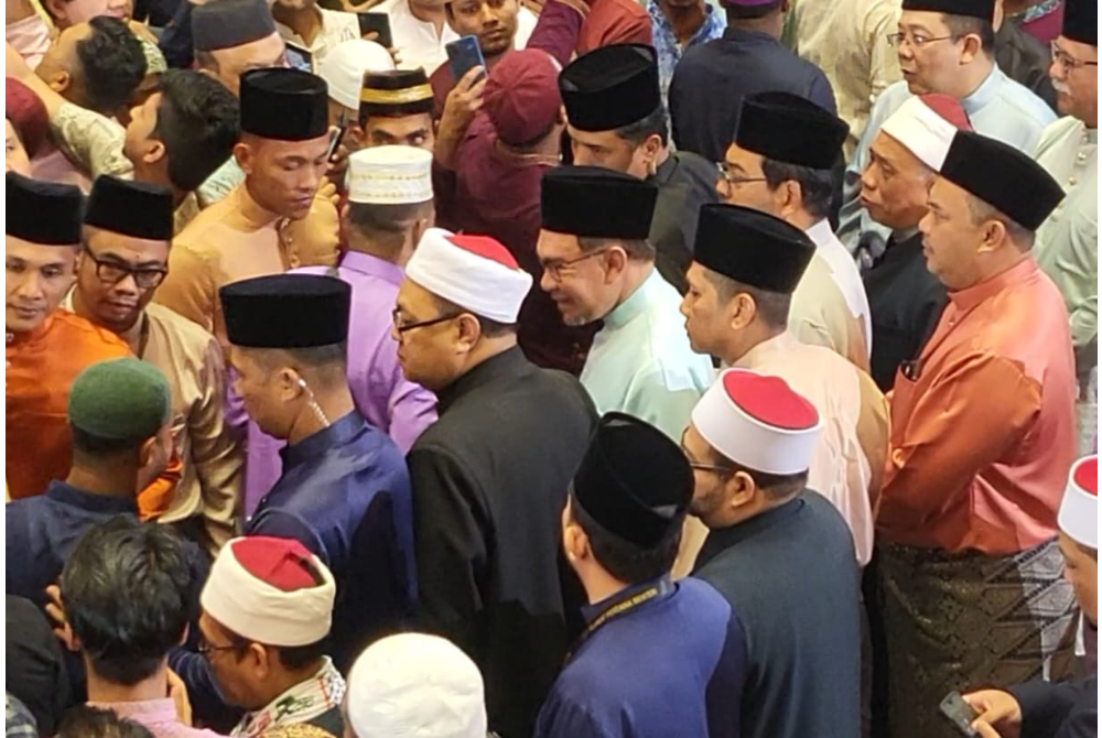 Perdana Menteri, Datuk Seri Anwar Ibrahim menunaikan solat sunat Aidiladha di Masjid Putra pada Isnin.