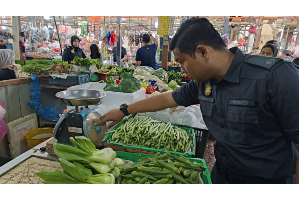 Anggota KPDN Kuala Lumpur menjalankan pemeriksaan bahan mentah di premis sekitar Chow Kit, Kuala Lumpur pada Ahad.