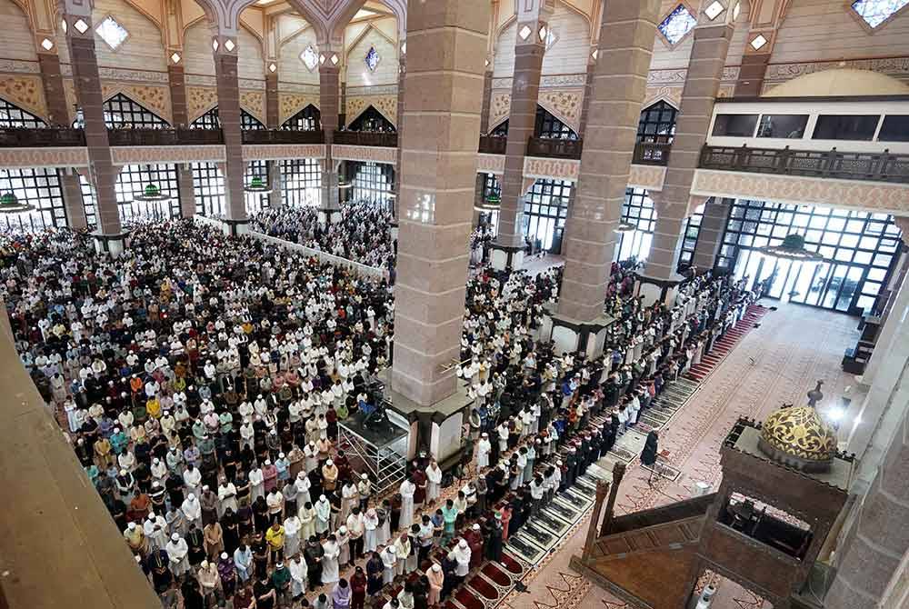 Jemaah menunaikan solat sunat Aidiladha di Masjid Putra pada Isnin. Foto Bernama