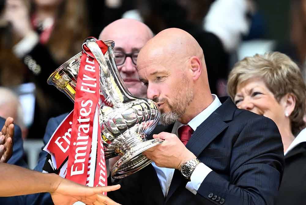 Ten Hag mengemudi United merangkul kejuaraan Piala FA. - Foto: Agensi