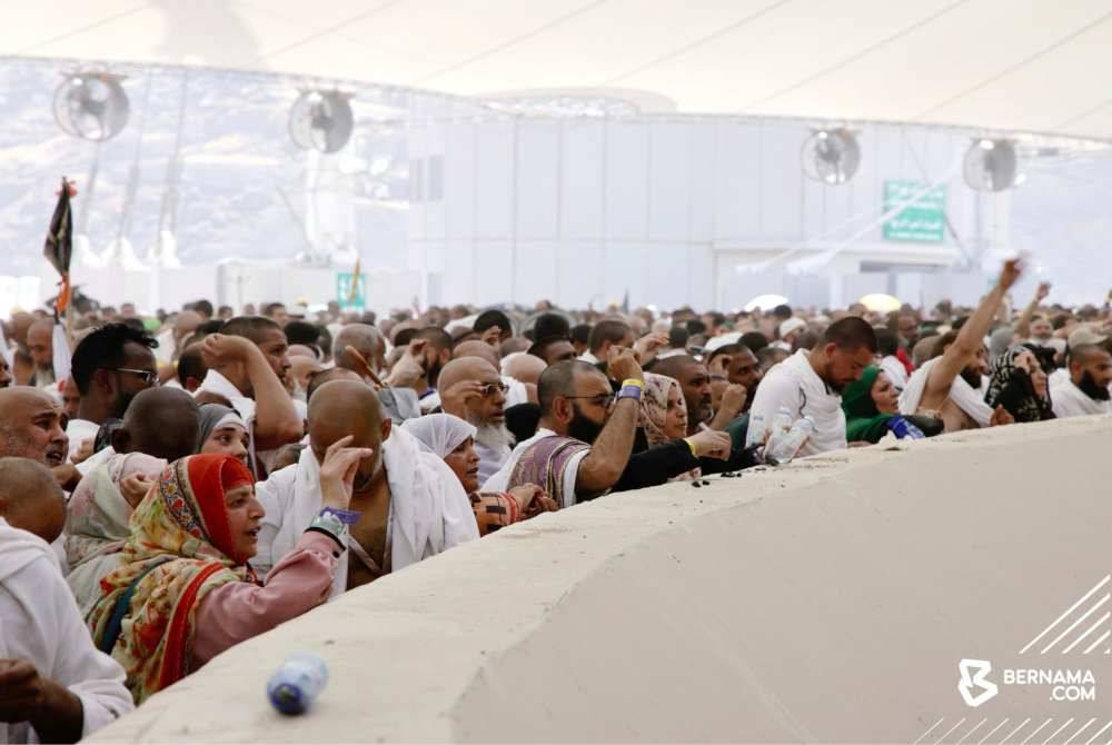 Jemaah haji di Mina memulakan ibadah melontar batu di Jamarat, yang melibatkan lontaran batu kecil pada tiga tiang. Foto Bernama