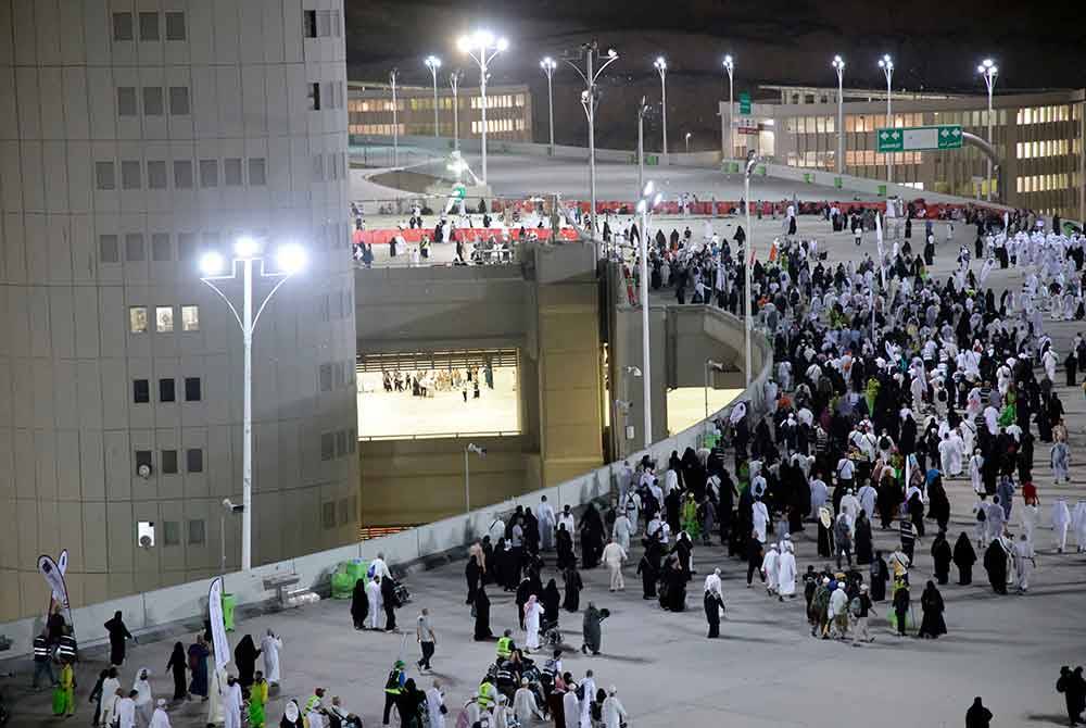 Jemaah haji berduyun-duyun melontar di ketiga-tiga jamrah iaitu Jamrah Sugra, Wusta dan Kubra, hari ini sebagai simbolik merejam syaitan. - Foto: Bernama