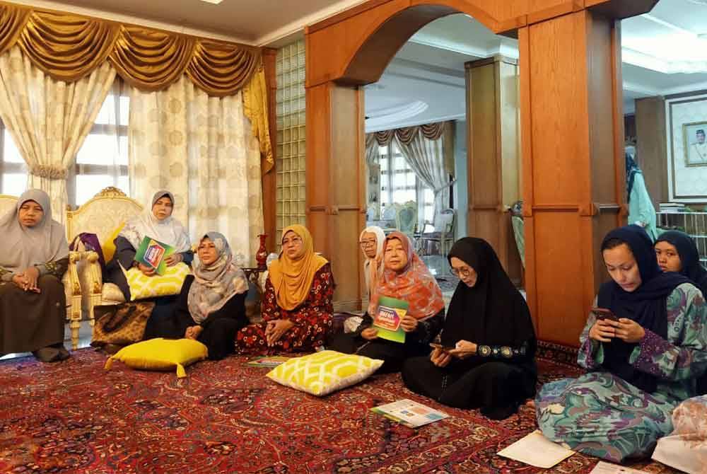 Penggerak Rumah Ngaji Perak dan Rumah Ngaji Fatiah mengimarahkan program Arafah #QuranHour Ahad lalu.