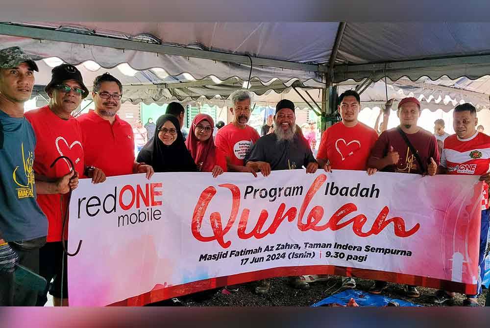 Mohd Nazmun (kanan) dan Steven Yong (tiga dari kiri) bersama rakan niaga, wakil penganjur dan sukarelawan program korban di Masjid Fatimah Az Zahra, Indera Sempurna di sini pada Isnin.