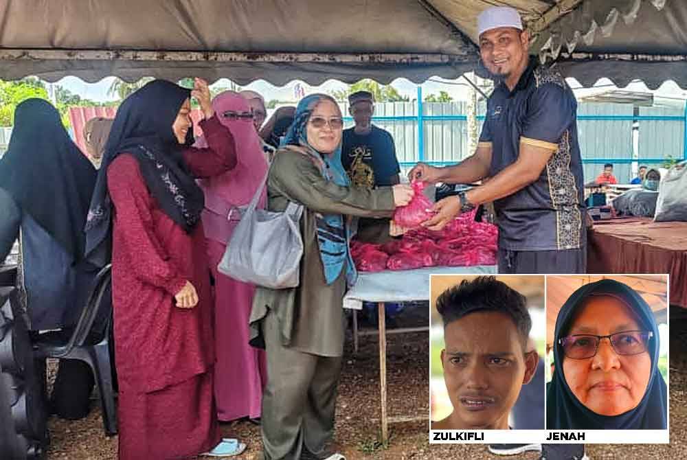 Nur Mohammad Hadi (kanan) menyerahkan daging korban kepada penerima terdiri daripada golongan asnaf dan mualaf pada Program Korban Perdana Al Bayan di Kampung Pegoh, di sini, pada Selasa.