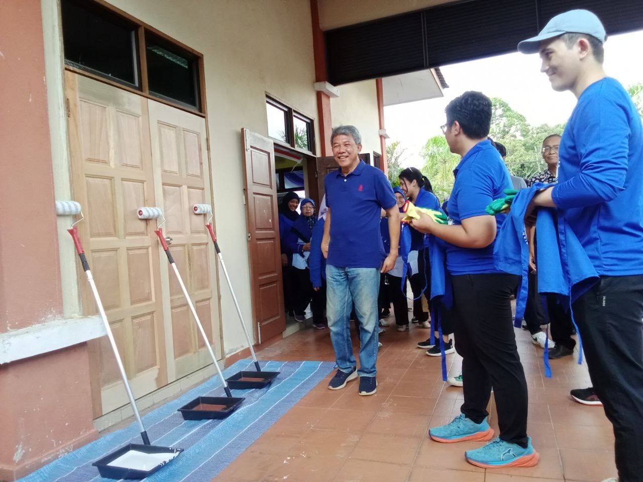 Mohamad (kiri) ketika hadir pada Majlis Pelancaran Inisiatif Kampung Angkat Madani dan Ibadah Korban 1445H/2024 Kementerian Luar Negeri di Dewan Orang Ramai Kampung Kanchong, Rantau di sini pada Selasa.
