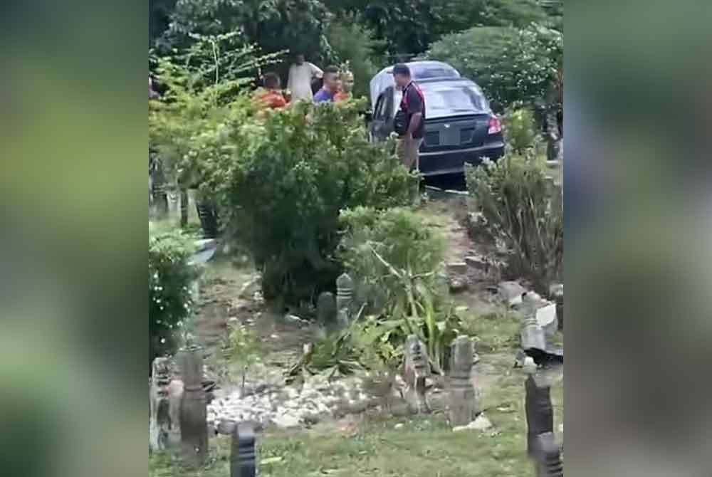 Tangkap layar rakaman video berdurasi satu minit enam saat memaparkan sebuah kereta terbabas dalam kawasan tanah perkuburan yang tular di media sosial. 