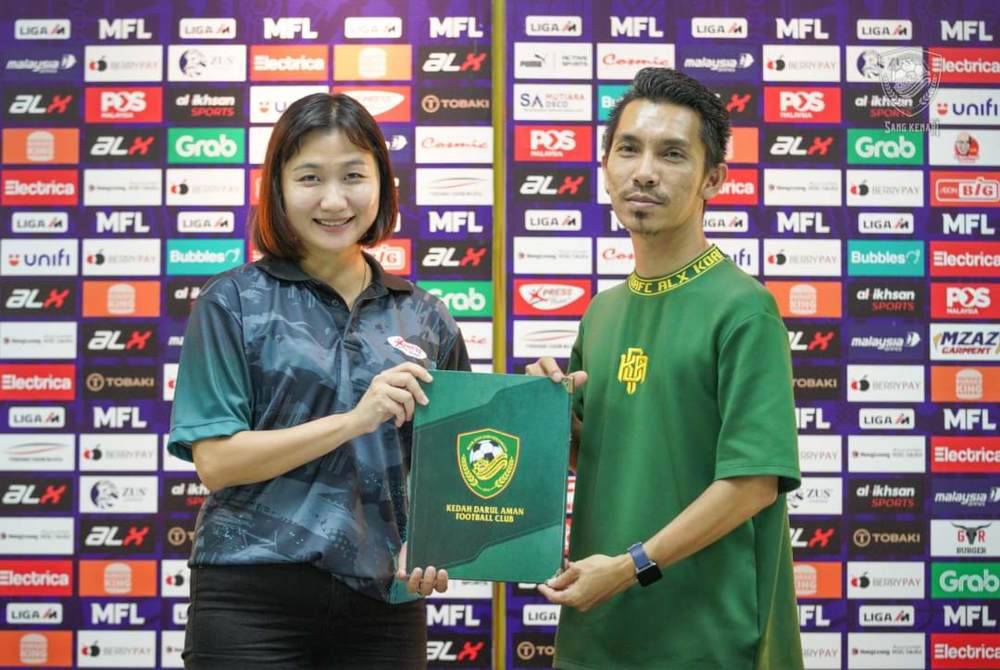 Pengarah HYL Marketing Sdn Bhd ( Xpress Point), Saw Mei Yee (kiri) dan Pemangku Ketua Pegawai Eksekutif KDA FC, Shahrul Samsudin telah menandatangani perjanjian antara kedua-dua pihak bagi musim 2024-2025. Foto KDA FC