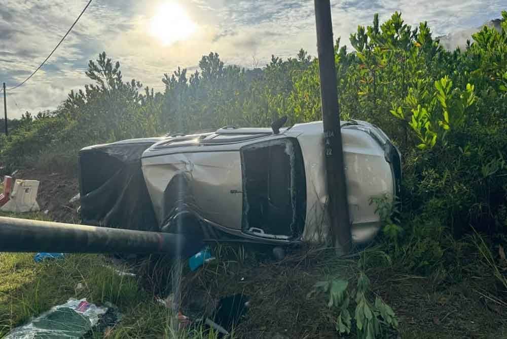 Keadaan Toyota Hilux terbalik selepas terbabas melanggar tiang elektrik. 