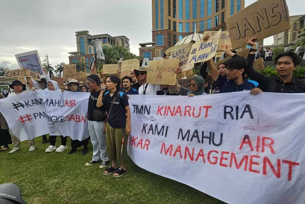 Antara peserta himpunan #KamiMahuAir yang berkumpul di hadapan Pejabat Pentadbiran Negeri Sabah (PPNS) pada 14 Jun lalu. 