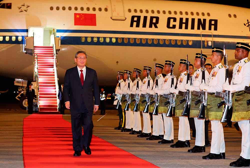 Li Qiang tiba di Kompleks Bunga Raya Lapangan Terbang Antarabangsa Kuala Lumpur (KLIA) sempena lawatan rasmi tiga hari ke Malaysia bermula pada Selasa. Foto Bernama