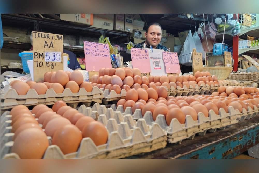 Abdul Hadi menunjukkan jualan telur ayam dengan harga baru di Pasar Besar Ipoh.