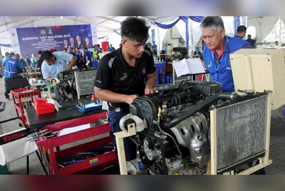 Graduan TVET mudah mendapat pekerjaan setelah mereka menamatkan pengajian. - Gambar hiasan