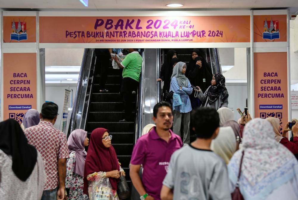 Orang ramai tidak melepaskan peluang membawa ahli keluarga mereka hadir ke Pesta Buku Antarabangsa Kuala Lumpur (PBAKL) 2024 di Pusat Dagangan Dunia Kuala Lumpur (WTCKL) baru-baru ini. Foto Bernama 