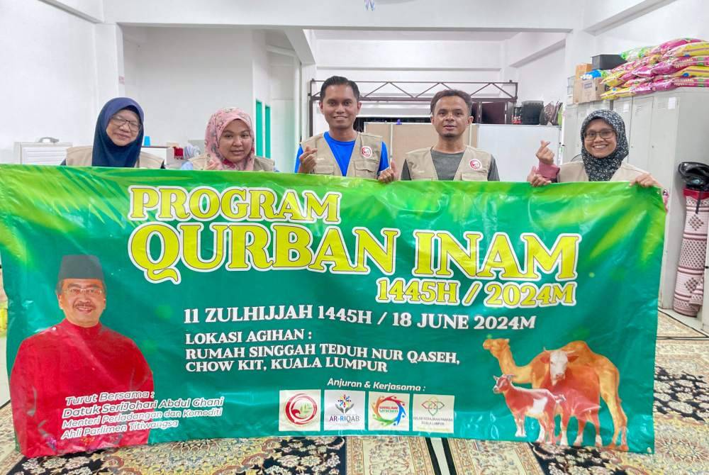 Jawatankuasa yang terlibat dalam program Korban sempena Aidiladha di Rumah Singgah Teduh Nur Qaseh, di sini pada Selasa.