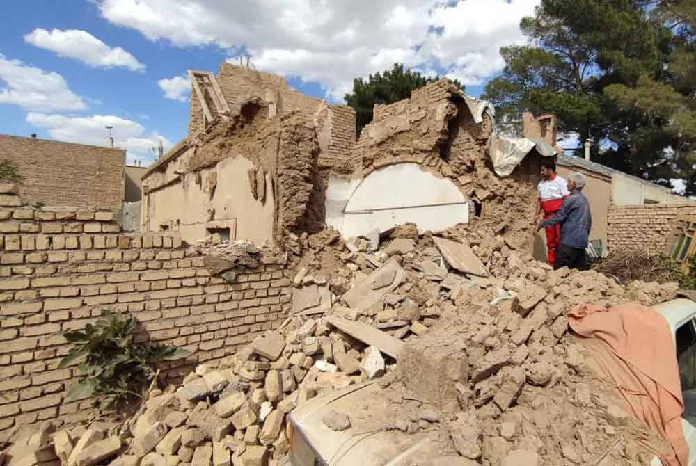 Penduduk melihat keadaan rumah yang musnah dalam gempa bumi di timur Iran. Foto EPA