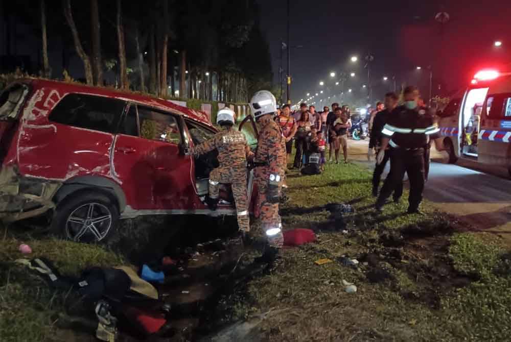 Keadaan MPV Toyota Innova yang terlibat dalam kemalangan berkenaan. Foto JBPM Iskandar Puteri