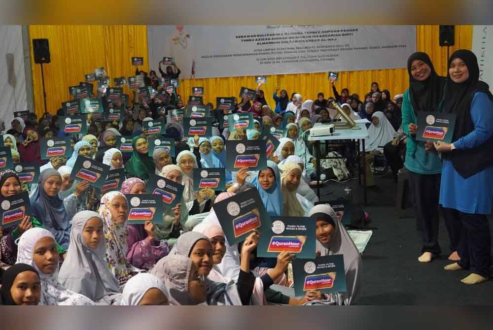 Norulhuda (berdiri, kanan) bersama peserta Pandu Puteri Remaja dan Renjer pada program Pandu Puteri #QuranHour di Kem Slim, Cameron Highlands.