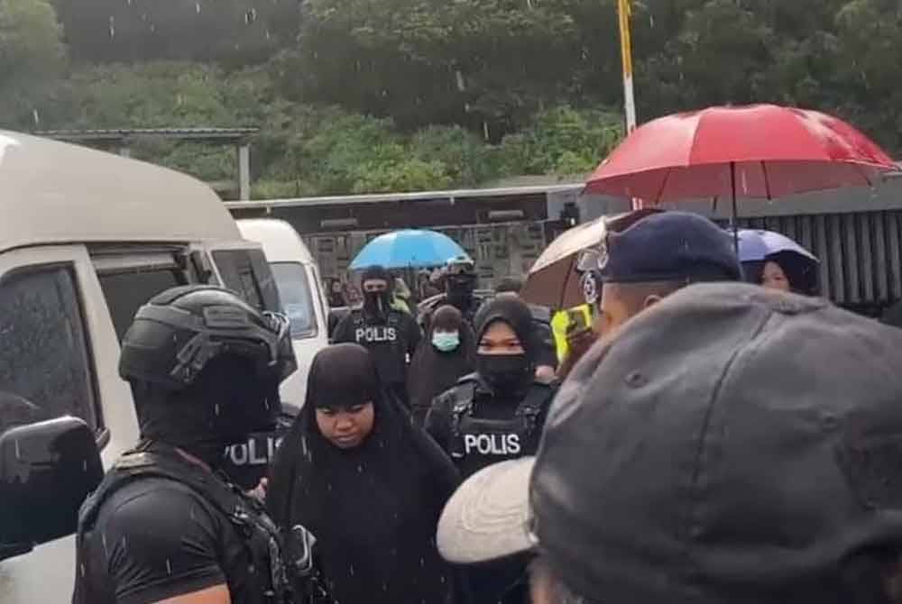 Salah seorang ahli keluarga suspek serangan Balai Polis Ulu Tiram tiba di Mahkamah Sesyen Johor Bahru pada pagi Rabu, dengan kawalan ketat anggota keselamatan.