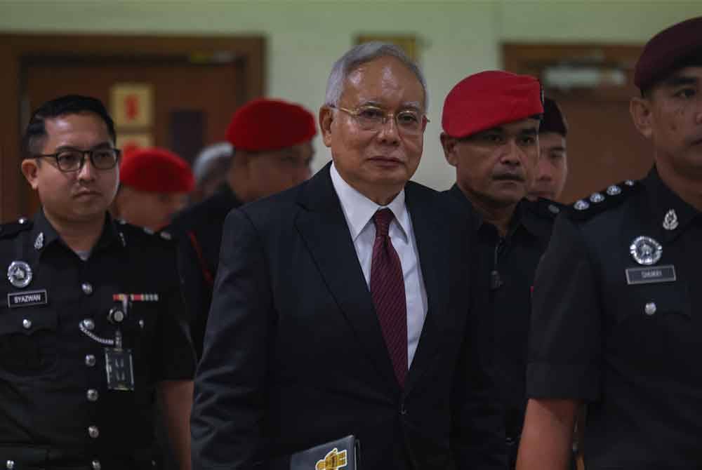 Najib (tengah) hadir bagi perbicaraan kes pecah amanah yang dihadapinya bersama Mohd Irwan membabitkan harta kerajaan Malaysia berjumlah RM6.6 bilion di Mahkamah Tinggi, pada Rabu. Foto Bernama