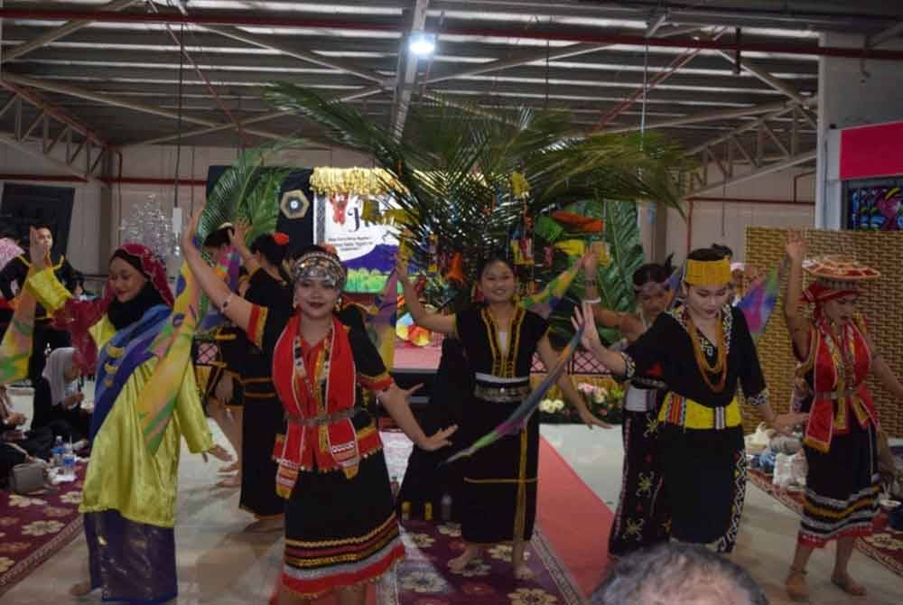 Persembahan tarian etnik Sabah dan Sarawak.