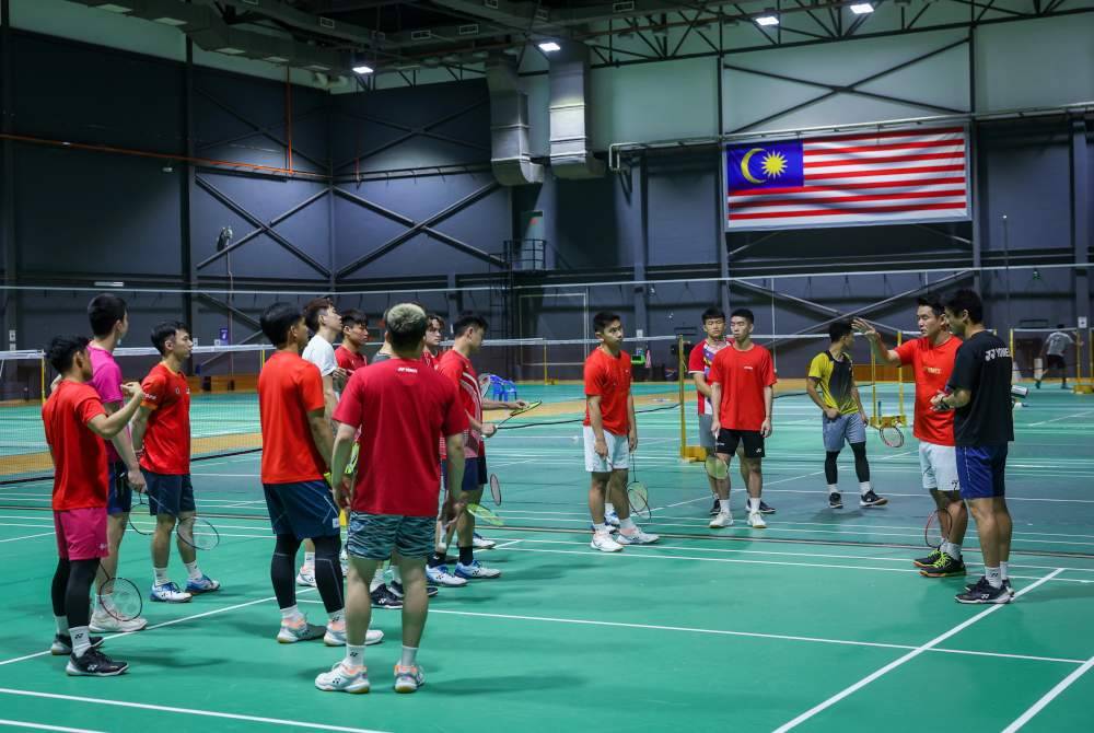 Sesi latihan skuad badminton kebangsaan di Akademi Badminton Malaysia, Bukit Kiara hari ini. Skuad badminton kebangsaan akan beraksi pada Sukan Olimpik 2024 di Paris yang dijadualkan bermula 26 Julai hingga 11 Ogos ini. Foto Bernama