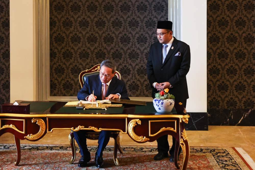 Yang di-Pertuan Agong Sultan Ibrahim hari ini berkenan menerima menghadap Perdana Menteri China Li Qiang di Istana Negara. Foto Bernama