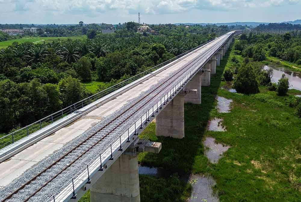 Kerja-kerja pembinaan projek laluan ECRL sepanjang 665 kilometer berjalan lancar dengan 67 peratus pembinaannya telah siap sehingga kini, walaupun berhadapan dengan pelbagai cabaran. - Foto: Bernama